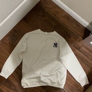 Men's New York Yankees Crewneck Sweatshirt with Navy Chest Logo - White